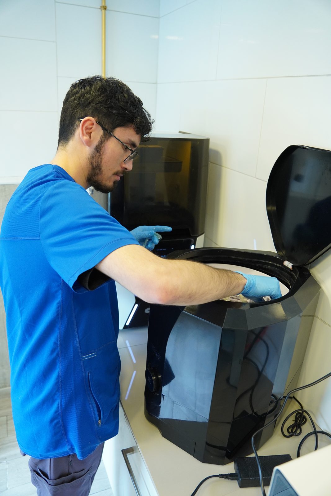 Técnico de Auraline operando la máquina de curado en el laboratorio