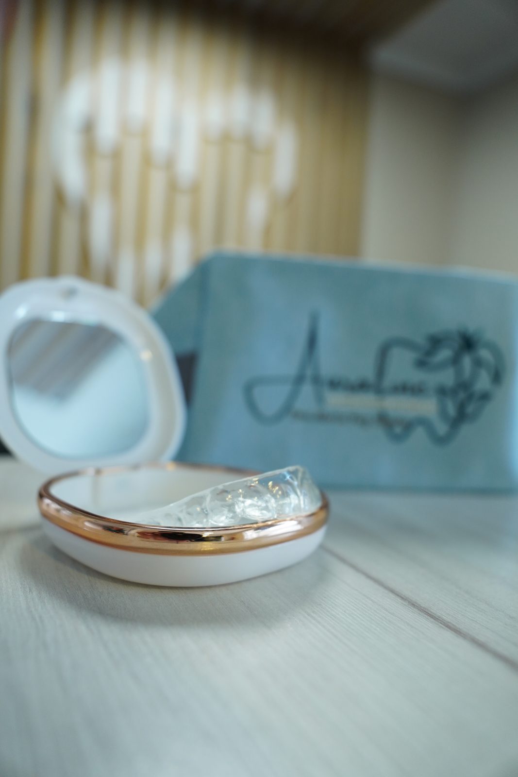 Kit Auraline: alineador en su estuche con espejo, junto al neceser de la marca